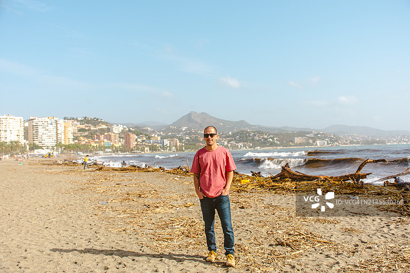 马拉加的拉马拉奎塔海滩上的男人图片素材