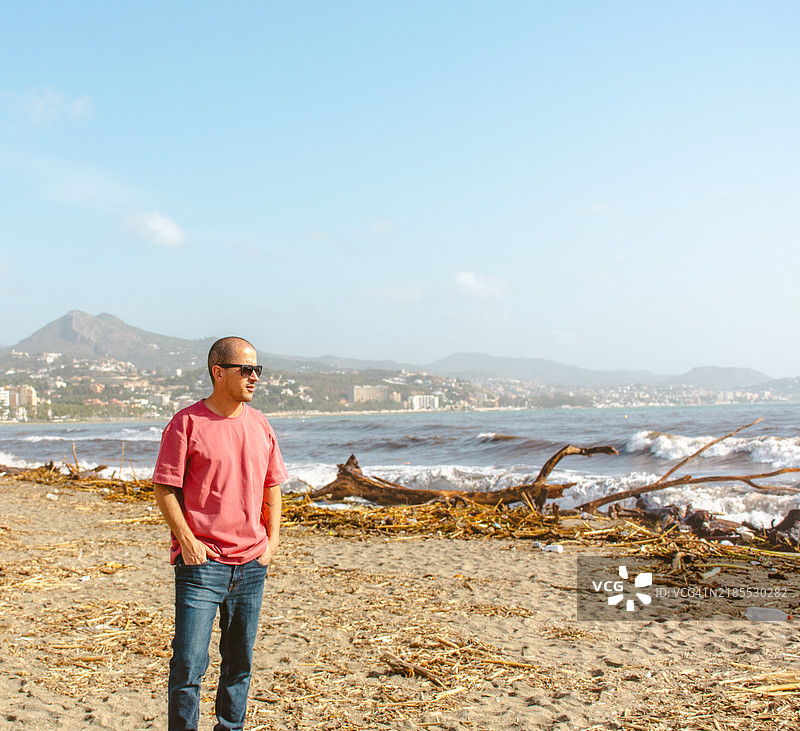 马拉加的拉马拉奎塔海滩上的男人图片素材
