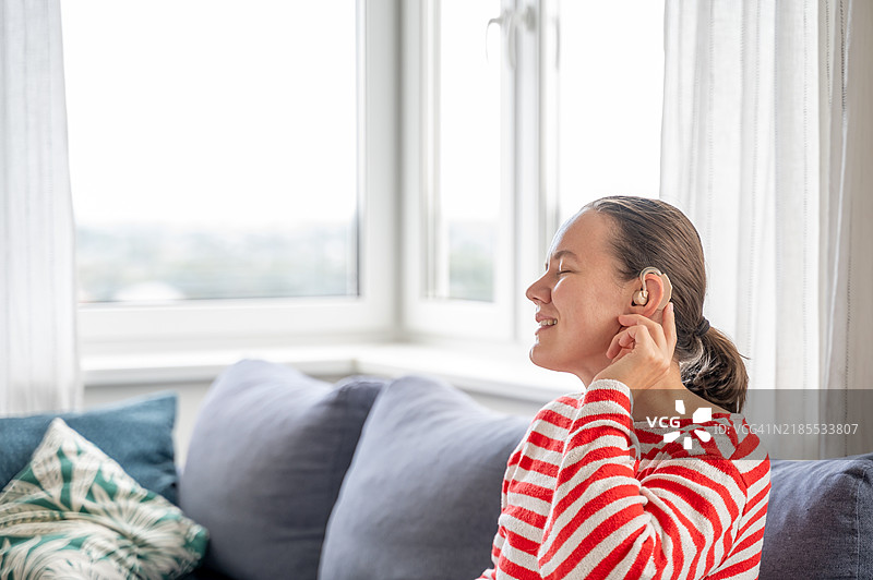 佩戴助听器的女性肖像图片素材