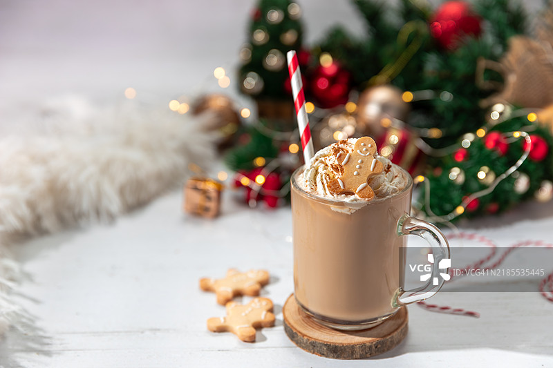 圣诞节的姜饼拿铁热巧克力，配姜饼饼干和鲜奶油图片素材
