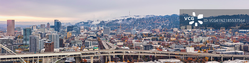 秋天多云的日子，波特兰市中心和威拉米特河的鸟瞰图图片素材