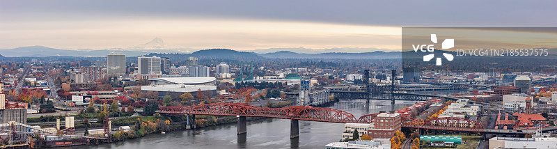 秋天多云的日子，波特兰市中心和威拉米特河的鸟瞰图图片素材