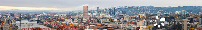 秋天多云的日子，波特兰市中心和威拉米特河的鸟瞰图图片素材
