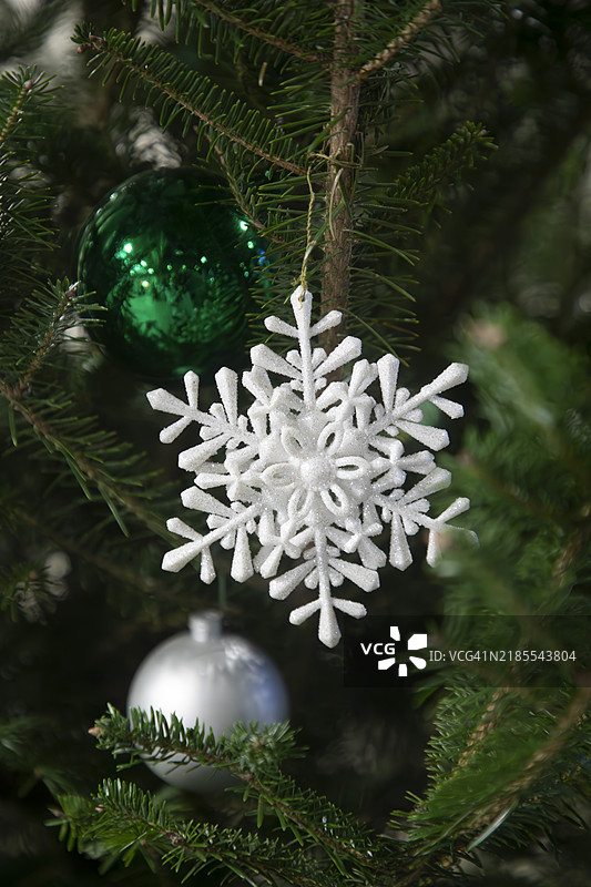 节日雪花：圣诞树饰品图片素材