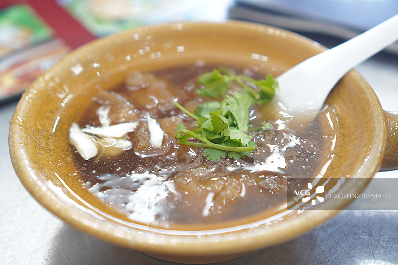 红汤中的鱼肚图片素材