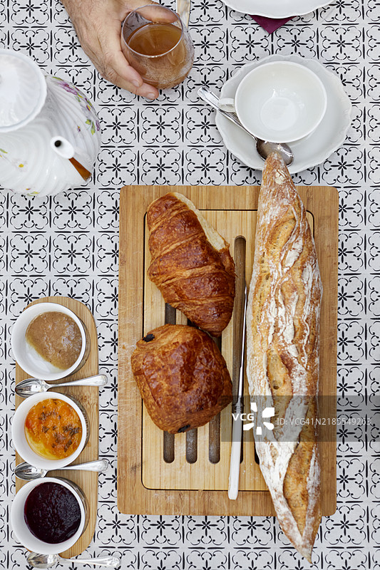 早餐桌上摆放的面包俯视图图片素材