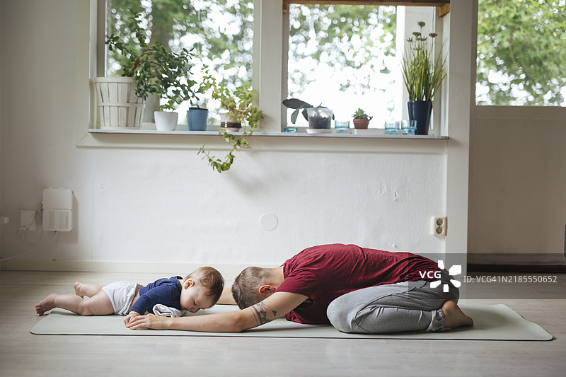 在家锻炼的关爱母亲与婴儿图片素材