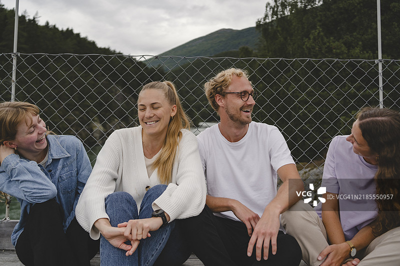 快乐的家庭坐在篱笆旁图片素材