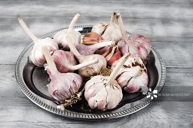 木桌上的大蒜图片素材