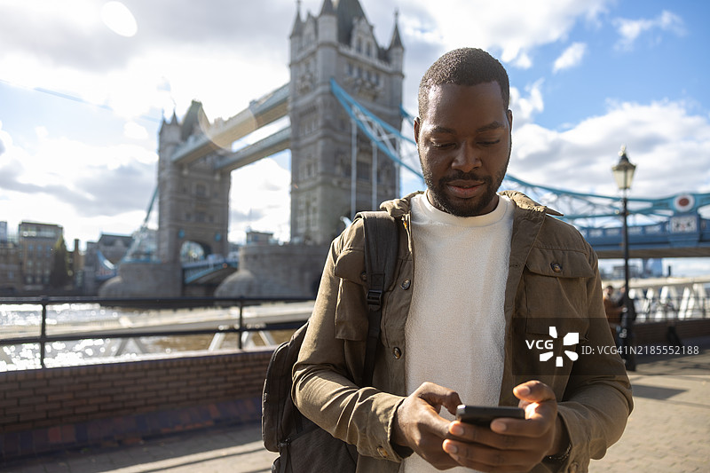 年轻的黑人男性在探索英国伦敦，欧洲图片素材