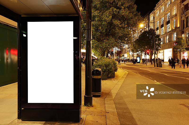 伦敦西区繁忙街道上的空白公交站广告展示牌图片素材