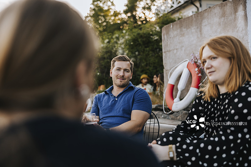 朋友们在聚会上坐着聊天图片素材