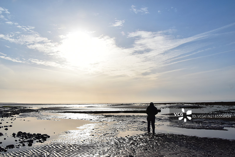 海滩上的一个人图片素材