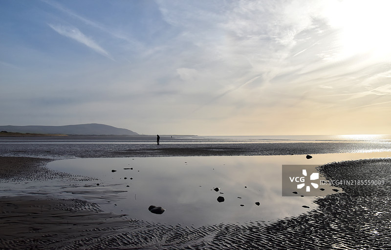 海滩上的一个人图片素材