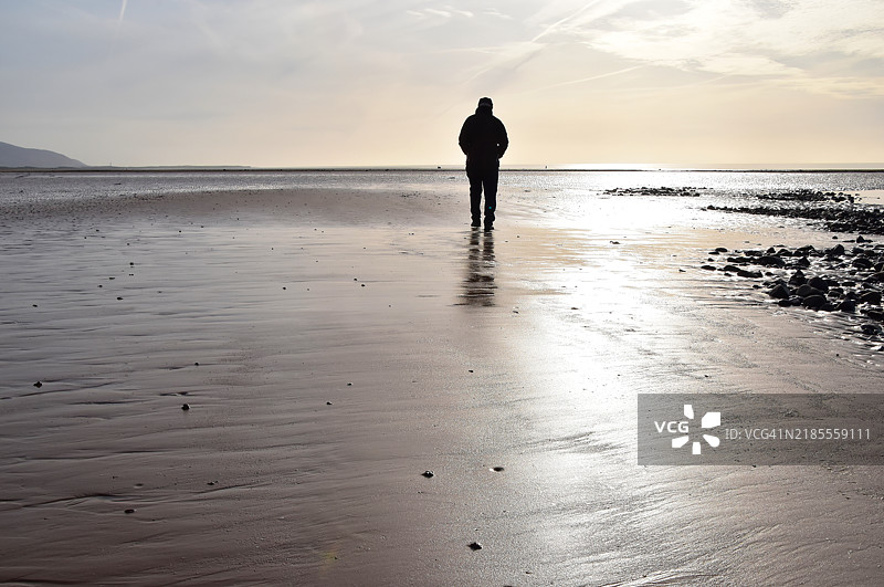 海滩上的一个人图片素材