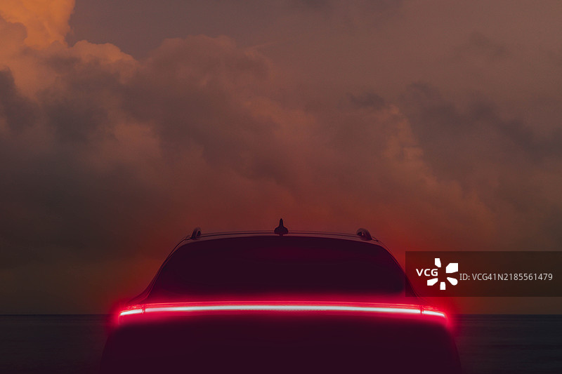 未来主义设计的汽车，配有LED尾灯，背景是黄昏的天空图片素材