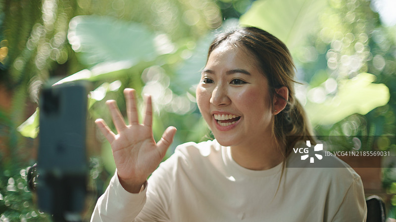 女性在视频通话中打招呼。图片素材