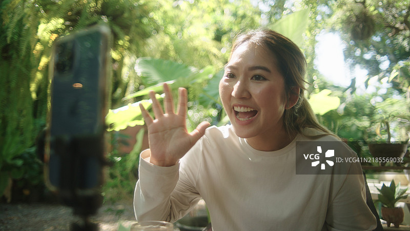 女性在视频通话中打招呼。图片素材