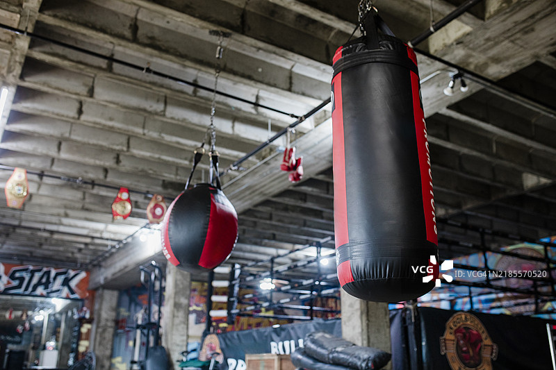 拳击馆内的拳击设备图片素材