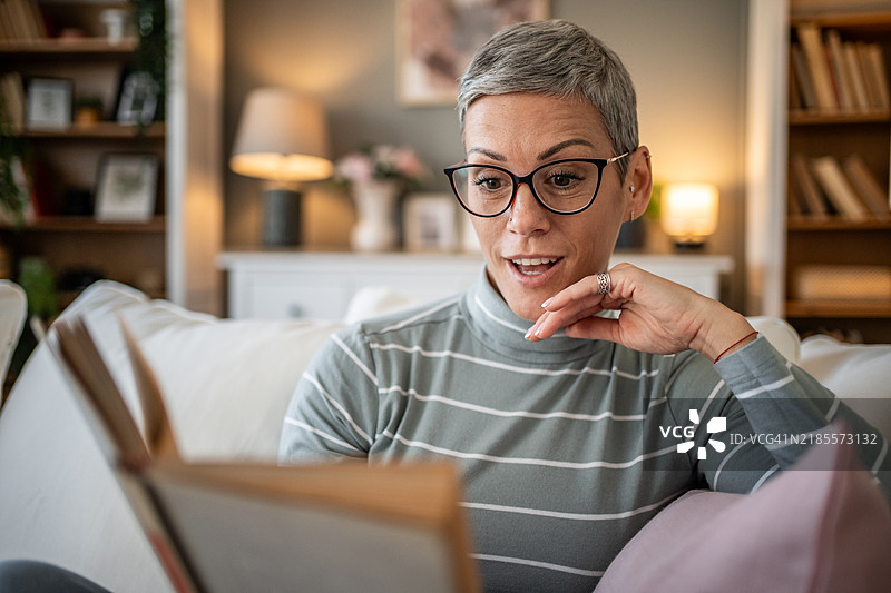 一个无望的世界，这本书是我的逃避。图片素材