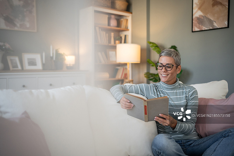 一本书作为逃离现实的方式图片素材