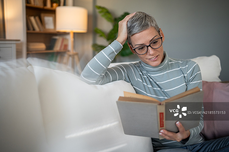 一本书作为逃离现实的方式图片素材