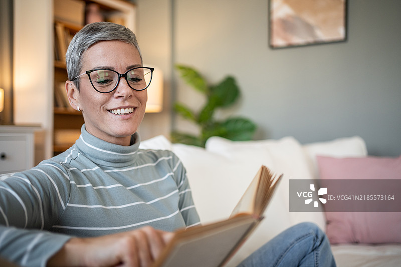 一本书作为逃离现实的方式图片素材