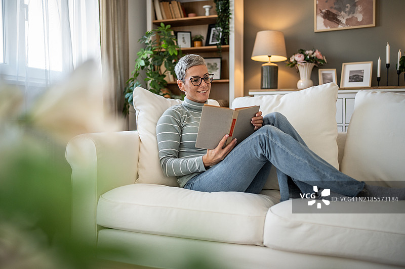 一本书作为逃离现实的方式图片素材