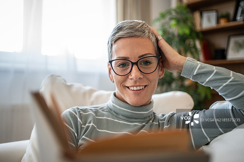 一本书作为逃离现实的方式图片素材