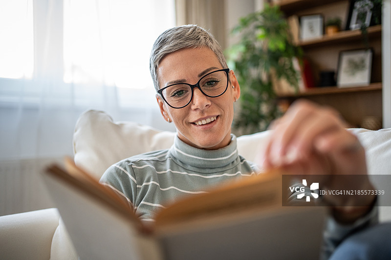 一本书作为逃离现实的方式图片素材