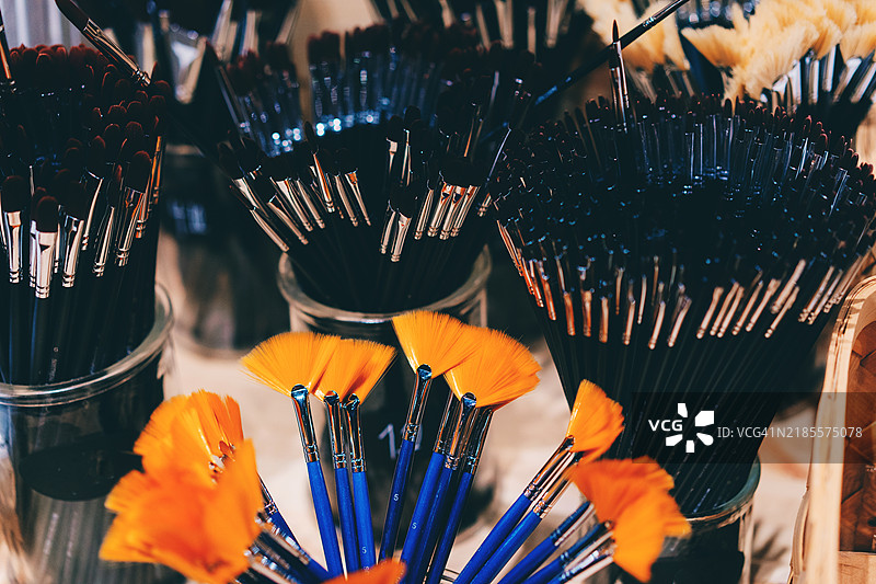工艺店中展示在玻璃罐里的新艺术画笔图片素材