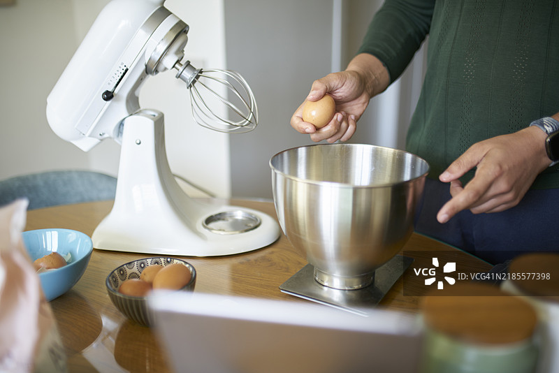 在家制作蛋糕的男人图片素材