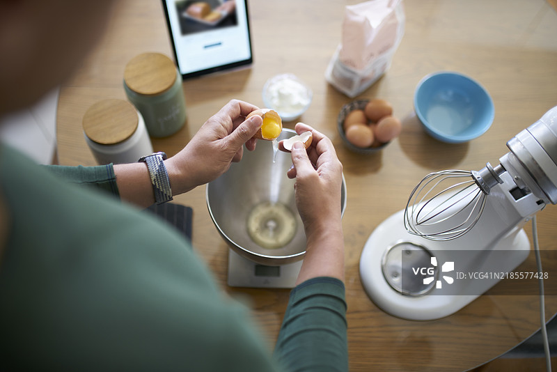 在家制作蛋糕的男人图片素材