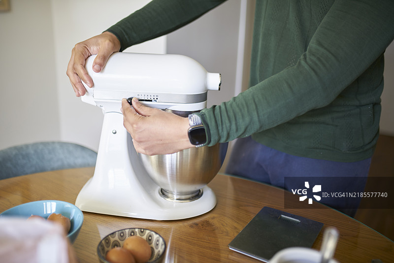 男子使用搅拌器制作自制蛋糕图片素材