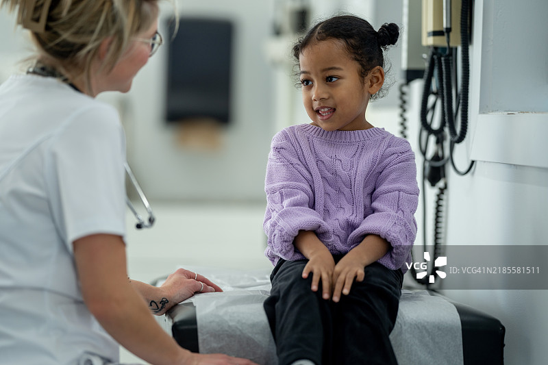 儿科检查图片素材