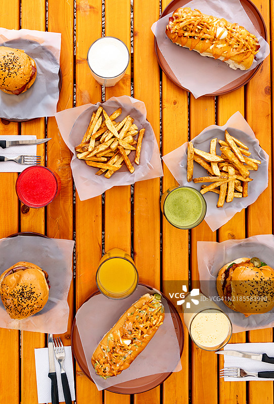 Close-up on fast food served at a restaurant图片素材