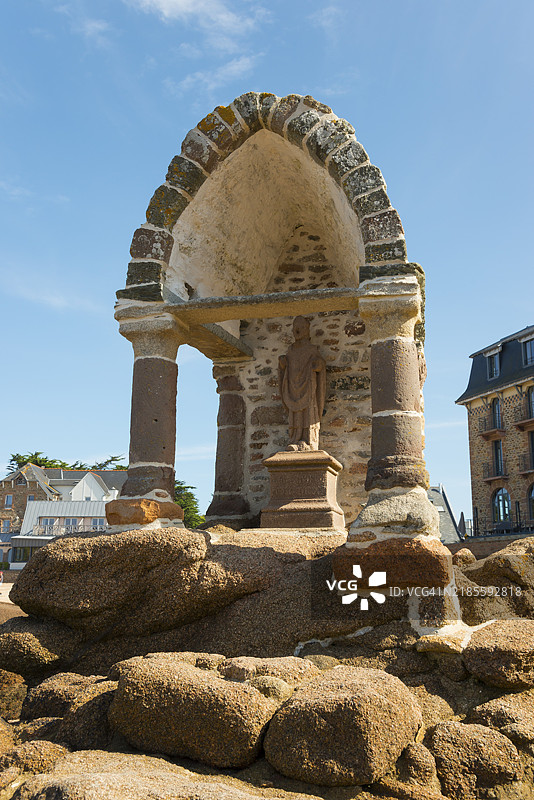 一座石制历史遗迹，俯瞰海岸和蓝天，圣吉雷克礼拜堂，普洛曼纳赫，佩罗斯-吉雷克，阿摩尔海岸，布列塔尼，法国，欧洲图片素材