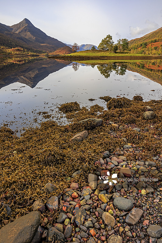 峡湾中倒映的山脉,石头,中午的阳光,晴朗,宁静,海岸,海洋,秋天,秋季色彩,洛赫利文,苏格兰,英国图片素材