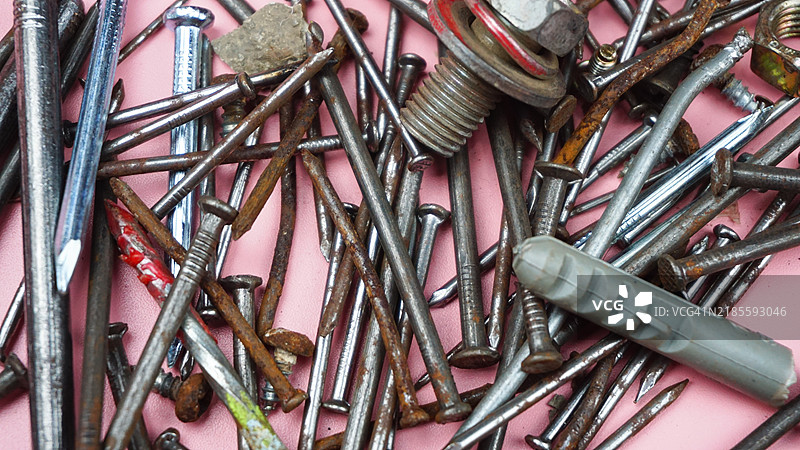 工具箱里的钉子和螺丝搞乱了图片素材