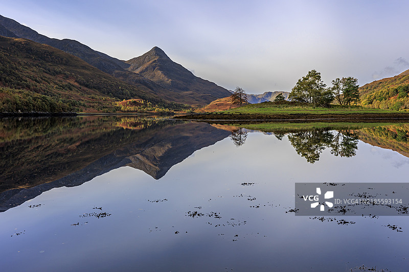 山脉倒映在峡湾中，正午的阳光，晴朗，宁静，海岸，海洋，秋天，秋季色彩，洛赫利文，苏格兰，英国图片素材
