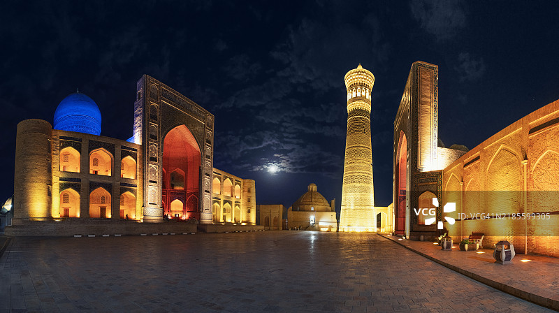 乌兹别克斯坦布哈拉的历史市政广场，乌鲁克别克宗教学校和波伊卡兰清真寺图片素材