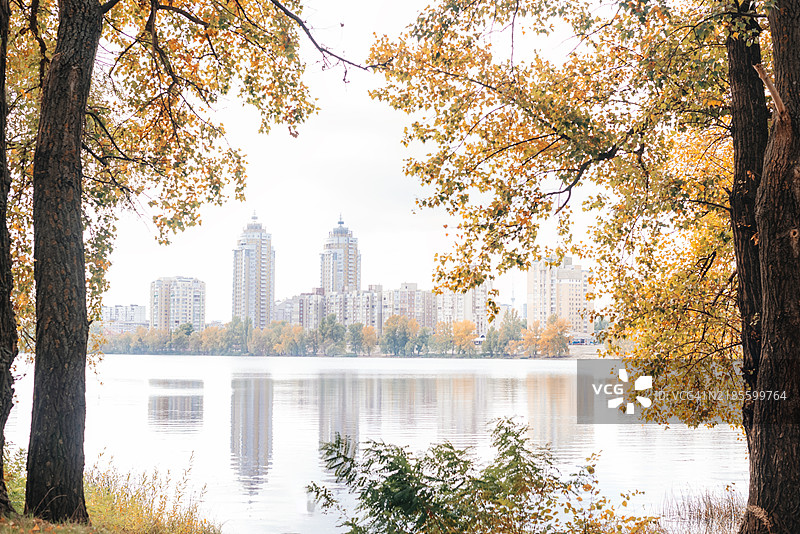 基辅的秋季风景，俯瞰着跨越第聂伯河的住宅高楼。图片素材