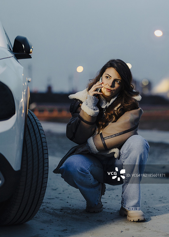 女人正在打电话叫修车服务图片素材