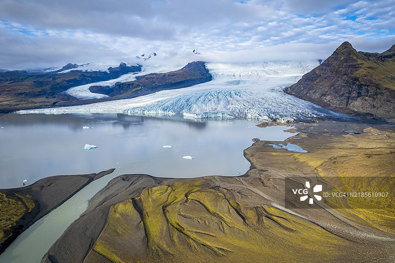 冰岛的冰川与泻湖，从无人机视角俯瞰图片素材