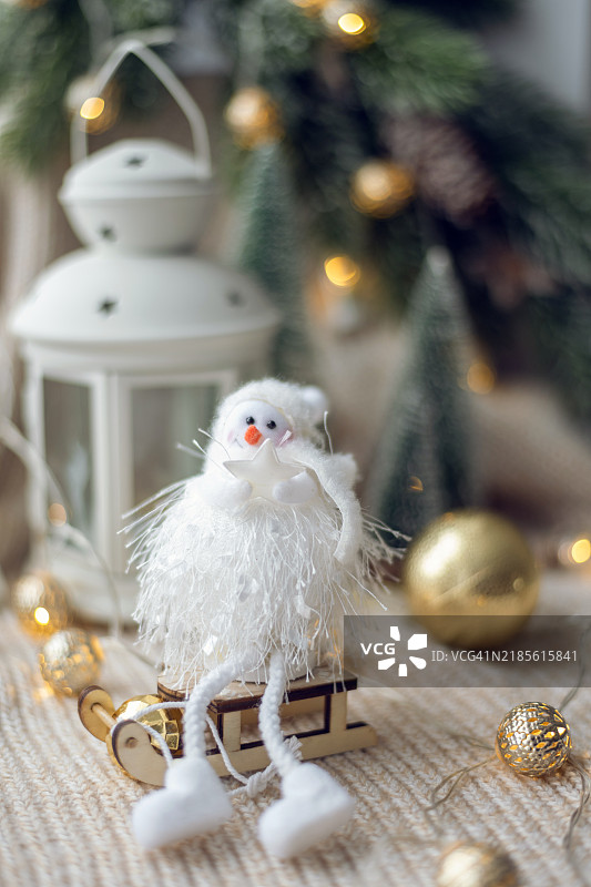 圣诞装饰的雪人，温馨的背景。图片素材
