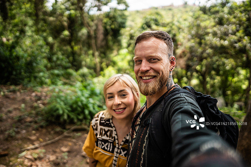 一对游客在森林徒步旅行时拍摄自拍照 - 摄像机视角图片素材