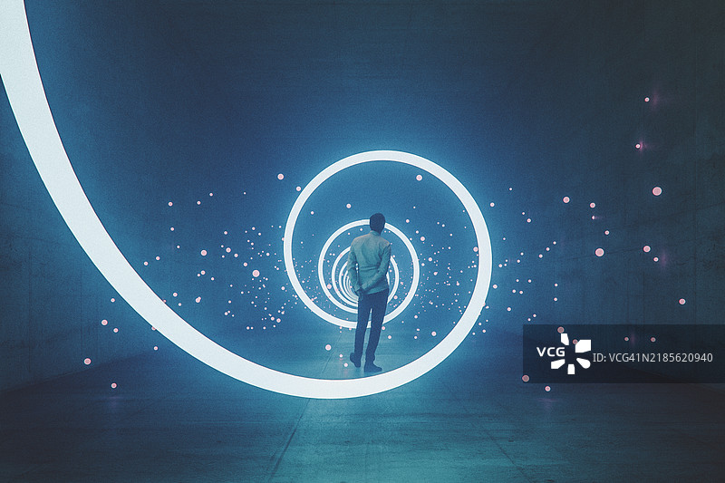 年轻男子站在虚拟现实走廊中图片素材