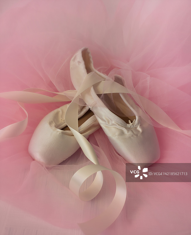 白色芭蕾舞鞋和柔和粉色的舞裙图片素材