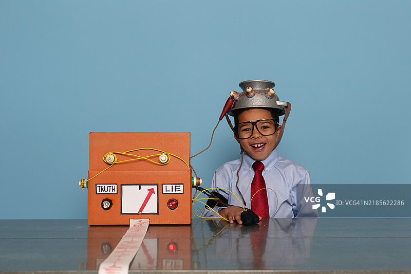 男孩与自制的测谎机图片素材