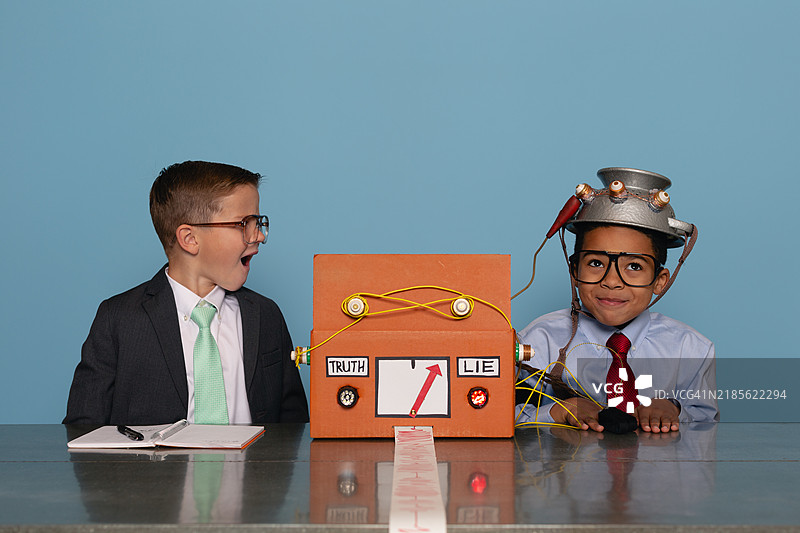男孩们与自制的测谎机图片素材